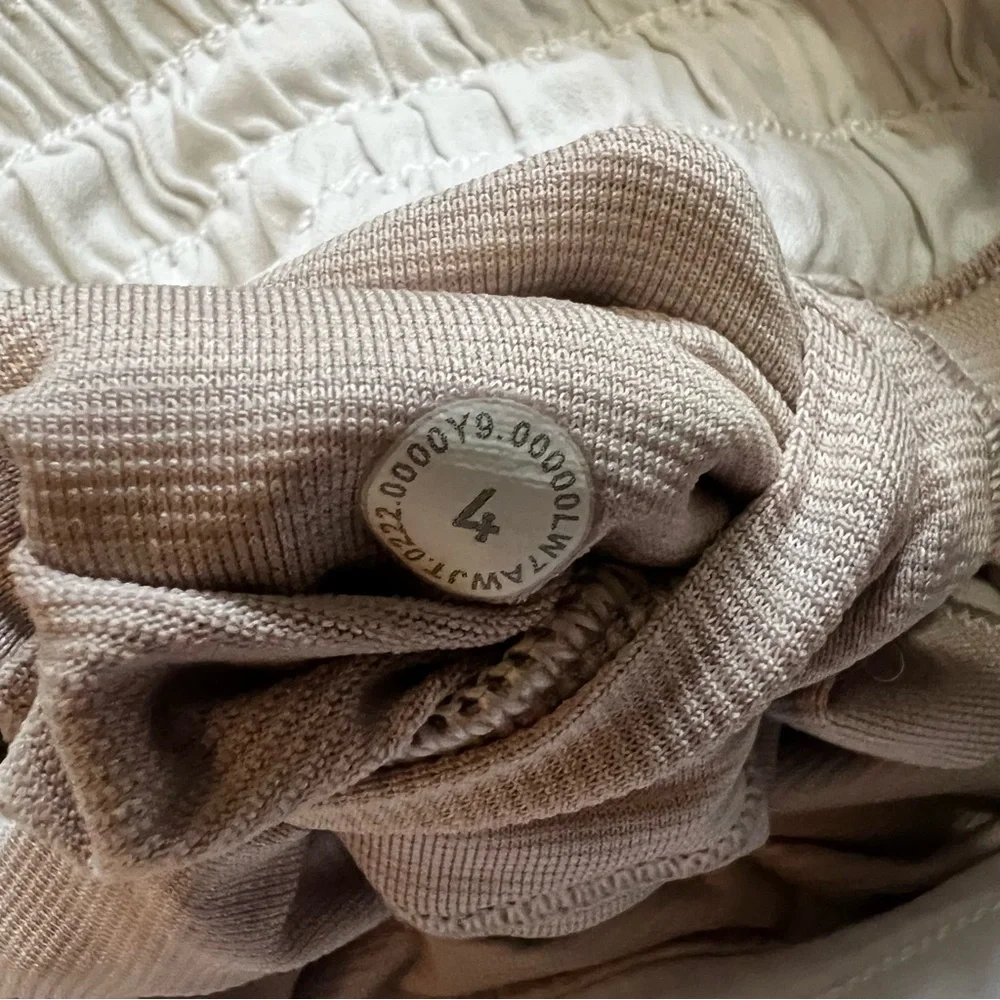 Lululemon athletica White Hottie Hot High-Rise Lined Shorts EUC 4 - Picture 8 of 8